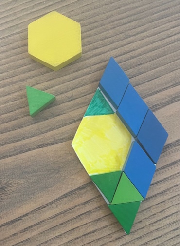 Un cerf-volant fait avec les mosaïques géométriques. Un hexagone ; deux trapèzes ; un losange ; 4 triangles.